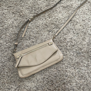 women’s tan button handbag on the go purse & shoulder bag, Like new